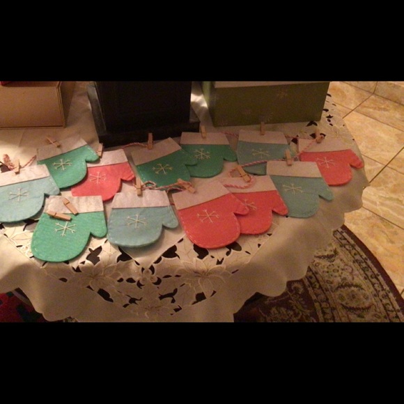 🛍3for $30🛍⬇️Price Drop⬇️NWOT 12 days before Christmas mittens Garland - Picture 3 of 4